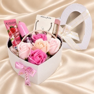 Set pentru fete Rasfat in Roz, cu spray Hello Kitty, bratara, colier si produse cosmetice, in cutie inima cu trandafiri decorativi - Img 5