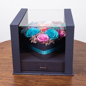 Set premium cu 15 trandafiri de sapun, hortensie criogenata si bijuterii, cutie inima cu sertar si plexiglas - Img 2