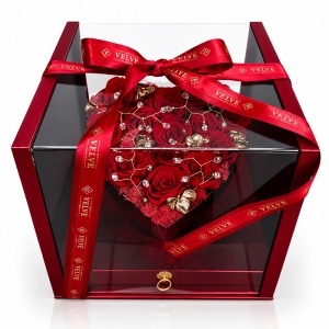 Set premium de lux cu aranjament inima cu 13 trandafiri criogenati, esarfa fina si set de bijuterii, in cutie rosie cu sertar si plexiglas - Img 3