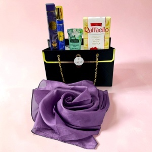 Set premium Luxury Purple, cu esarfa mov din matase, parfum Haya 35 ml, crema de maini si Raffaello, in cutie cadou tip geanta - Img 4