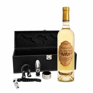 Set premium vin "Pentru cel mai bun Tata”, cutie din piele ecologica cu 4 accesorii de somelier si vin alb personalizat
