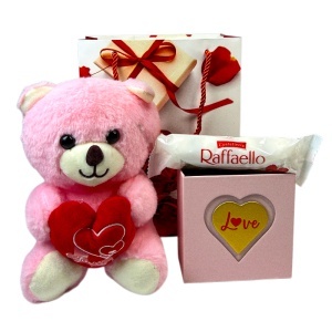 Set romantic cu ursulet de plus, lantisor cu pandantiv inima, 3 trandafiri roz de sapun si praline Raffaello - Img 6