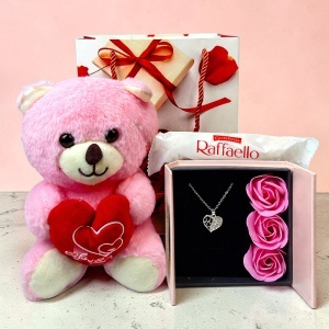 Set romantic cu ursulet de plus, lantisor cu pandantiv inima, 3 trandafiri roz de sapun si praline Raffaello - Img 3