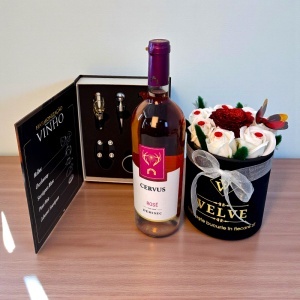 Set VLV, unisex, cutie eleganta cu 5 accesorii pentru sticla cu vin, aranjament floral Red Sparkle si Vin rose Cervus 750 ml - Img 3