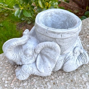 Statueta decorativa elefant, cu trompa ridicata si ghiveci practic, Gri, 25 cm