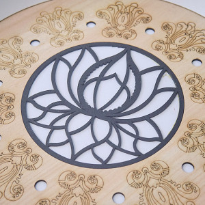 Tava Lotus, din lemn cu baza din sticla si model traditional asiatic, 35cm