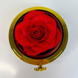 Trandafir de sapun rosu in cutie eleganta cu cupola și lantisor cu pandantiv surpriza - Img 3