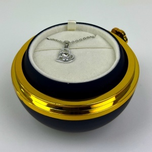 Trandafir de sapun rosu in cutie eleganta cu cupola transparenta si lantisor cu pandantiv surpriza - Img 8