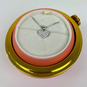 Trandafir de sapun roz in cutie eleganta cu cupola transparenta si lantisor cu pandantiv surpriza - Img 5