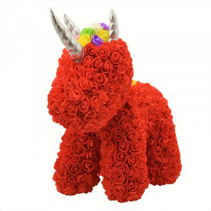 Unicorn Floral rosu din Trandafiri de spuma 40 cm, ambalat in cutie, cu LED de lumini