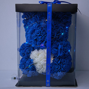 Ursulet floral 30 cm, cu led de lumini, din trandafiri spuma albastrucu inima alba, in cutie cadou