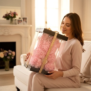 Ursulet floral roz din trandafiri din spuma cu inimioara din perle 25 cm, decorat manual, in cutie cadou - Img 5