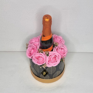 Velve Golden Pink Gift, Aranjament floral in cutie rotunda trandafiri de sapun si Prosecco