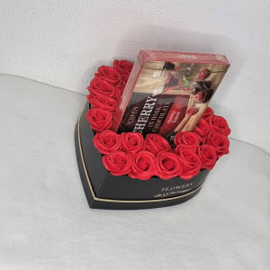 Velve Red Heart, Cutie cu trandafiri rosii din sapun si praline de ciocolata Roshen Cherry cu lichior de cirese
