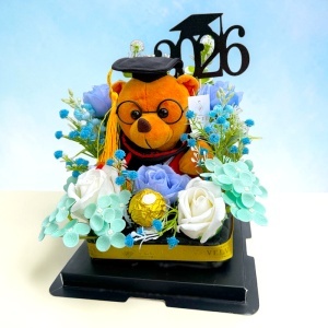 Aranjament absolvire 2026 Graduate cu ursulet de plus, trandafiri si hortensii de sapun, pralina Ferrero, in cutie transparenta premium - Img 4
