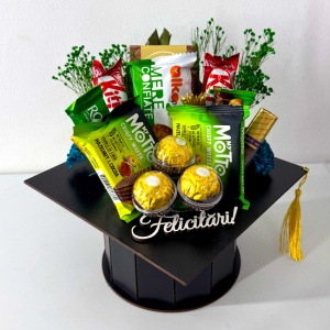 Aranjament absolvire copii 2026 in cutie toca cu dulciuri premium, tableta si praline Ferrero Rocher, KitKat, My Motto - Img 2
