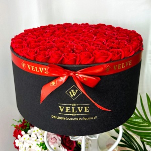 Aranjament floral 135 trandafiri de sapun, in cutie cadou cu felicitare personalizata, culoare rosu, diametru 50cm2