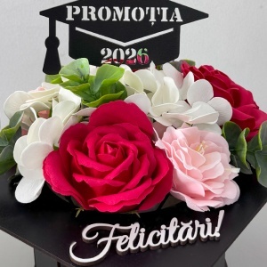 Aranjament floral absolvire 2026, in cutie tip toca cu flori de sapun, Rosu, 20x20x23 cm - Img 3