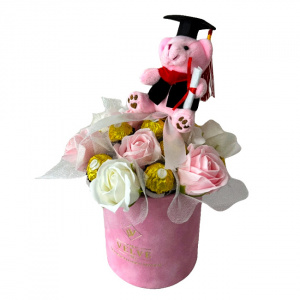 Aranjament floral absolvire, cu ursulet cu toca, trandafiri si praline Ferrero Rocher, in cutie rotunda, roz
