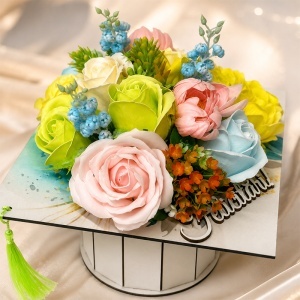 Aranjament floral absolvire Graduate in forma de toca, cu trandafiri de sapun, bujor si flori decorative, 20x20x12 cm - Img 2