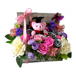 Aranjament floral absolvire, in cutie tip carte, cu flori de sapun, flori artizanale si ursulet cu toca