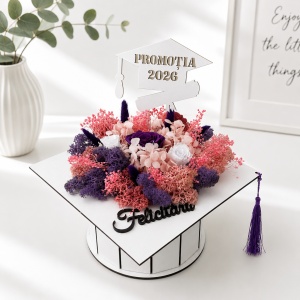 Aranjament floral absolvire Promotia 2026 in forma de toca alba Graduate cu trandafiri criogenati, hortensii si licheni conservati - Img 3