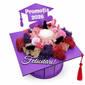 Aranjament floral absolvire Promotia 2026 in forma de toca mov Graduate cu trandafiri criogenati, hortensii si licheni conservati