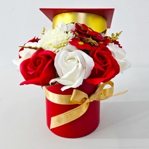 Aranjament floral absolvire Red Classic cu trandafiri de sapun, in cutie rotunda - Img 3