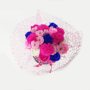 Aranjament floral Ametist cu flori de sapun, in cutie rotunda neagra, accesorizata cu funda si plasa sizal