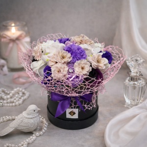Aranjament floral Ametist cu flori de sapun, in cutie rotunda neagra, accesorizata cu funda si plasa sizal, mov-crem-alb - Img 1
