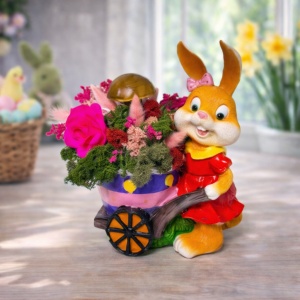 Aranjament floral Bunny, iepuras fetita din rasina cu carut tip ghiveci cu licheni stabilizati, decor ciuperca si begonie din lemn, 24 cm