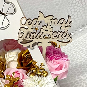Aranjament floral Butterfly, cu trandafiri si garoafe din sapun, plante decorative, cu topper " Cea mai buna sora", in cos deosebit cu toarte, Alb