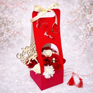 Aranjament floral Butterfly, cu trandafiri si garoafe din sapun, plante decorative, cu topper " Cea mai buna sotie ", in cos deosebit cu toarte, Rosu