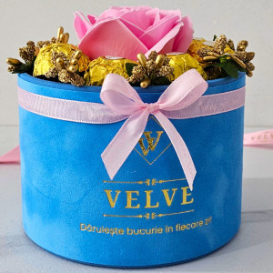 Aranjament floral Chocolate Rose cu un trandafir de sapun, stamine aurii si opt praline Ferrero Rocher, in cutie de catifea 1