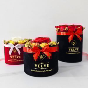 Aranjament floral Chocolate Rose cu un trandafir de sapun, stamine aurii si opt praline Ferrero Rocher, in cutie de catifea, Alb 4