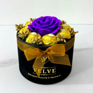 Aranjament floral Chocolate Rose cu un trandafir de sapun, stamine aurii si opt praline Ferrero Rocher, in cutie neagra cu catifea, Albastru indigo 3