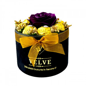 Aranjament floral Chocolate Rose cu un trandafir de sapun, stamine aurii si opt praline Ferrero Rocher, in cutie neagra cu catifea, Mov Burgundy 4