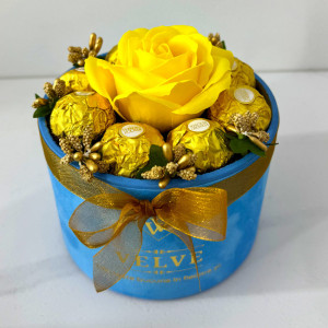 Aranjament floral Chocolate Rose cu un trandafir de sapun, stamine aurii si opt praline Ferrero Rocher, in cutie albastra cu catifea, Galben 2