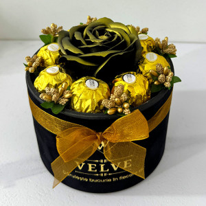 Aranjament floral Chocolate Rose cu un trandafir de sapun, stamine aurii si 8 praline Ferrero Rocher, in cutie neagra cu catifea, Negru/Auriu