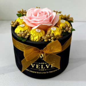 Aranjament floral Chocolate Rose cu un trandafir de sapun, stamine aurii si opt praline Ferrero Rocher, in cutie neagra cu catifea, Roz 4