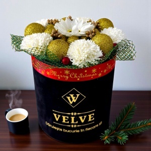 Aranjament Floral Christmas Gold, cu flori albe, globuri aurii si decoratiuni festive, in cutie de catifea neagra - Img 4