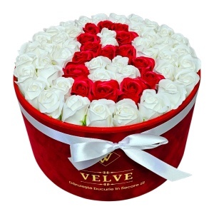 Aranjament floral cifra cu 55 trandafiri de sapun in cutie rotunda catifea rosie, cifra 8