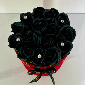 Aranjament floral Crystal Beauty cu 15 trandafiri de sapun, cristale artizanale, in cutie rosie cu catifea, Negru 1