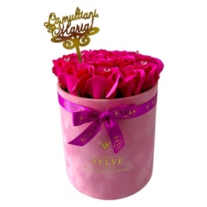 Aranjament floral Crystal Beauty cu 15 trandafiri de sapun, cristale artizanale, in cutie roz de catifea, topper " La multi ani Maria! ", Fucsia