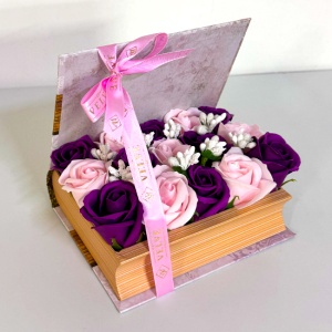 Aranjament floral cu 15 trandafiri de sapun in cutie tip carte, Mov-Roz - Img 2