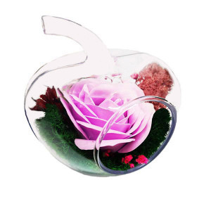 Aranjament floral cu trandafir din sapun si licheni conservati, in glob cu forma de mar, lila1