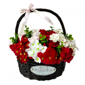 Aranjament floral cu trandafiri de sapun, hortensii si flori de cires in cosulet impletit