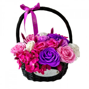 Aranjament floral cu trandafiri de sapun si alte accesorii in cosulet impletit, roz - lila - alb - Img 2