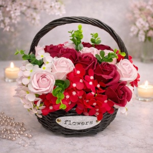 Aranjament floral cu trandafiri si ohortensie de sapun in cosulet impletit