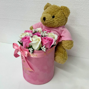 Aranjament floral cu ursulet de plus Bej/Roz, aranjament floral sapun in cutie rotunda catifea roz